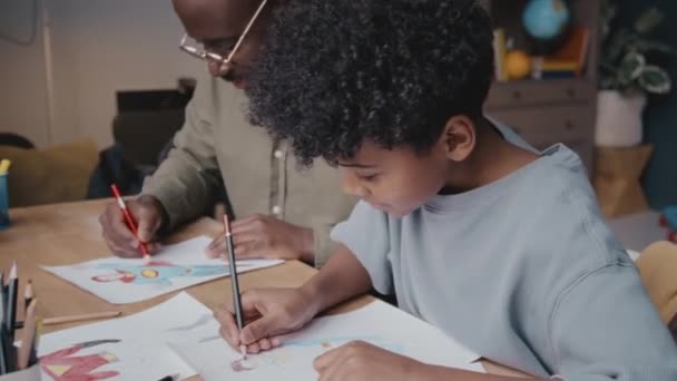Menino Afro Americano Com Cabelo Encaracolado Sentado Lado Pai Desenho — Vídeo de Stock