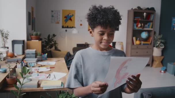 Porträt Eines Kleinen Schwarzhaarigen Afroamerikanischen Jungen Mit Superheldenzeichnung Der Hause — Stockvideo