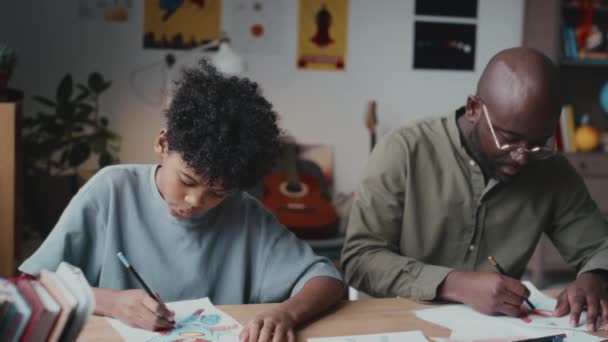 Padre Nero Che Consigli Figlioletto Loda Disegnando Carta Con Matite — Video Stock