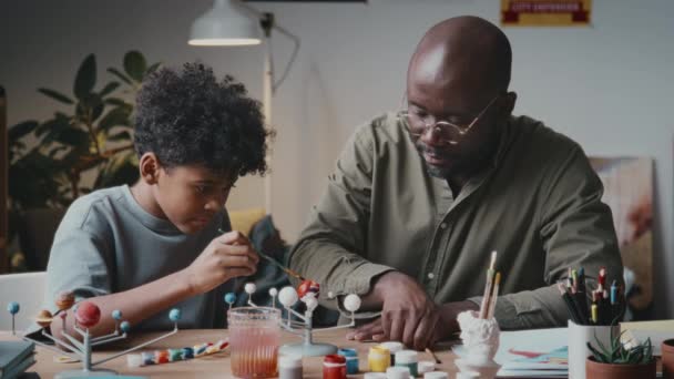 Маленький Афроамериканец Отец Рисуют Планеты Модели Diy Солнечной Системы Изучая — стоковое видео