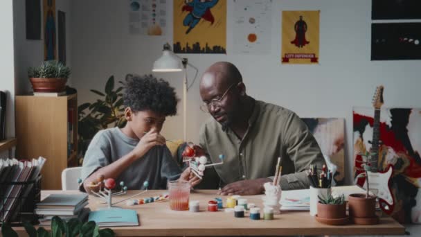 Афро Американский Отец Маленький Сын Используют Краску Время Раскраски Планет — стоковое видео