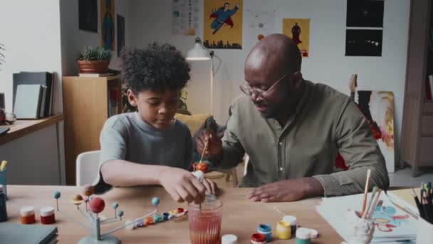 Kleiner Schwarzer Junge Und Sein Vater Sitzen Schreibtisch Wohnzimmer Und — Stockvideo