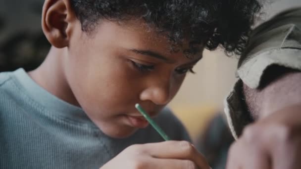 Nahaufnahme Eines Kleinen Afroamerikanischen Kindes Das Schreibtisch Sitzt Und Mit — Stockvideo