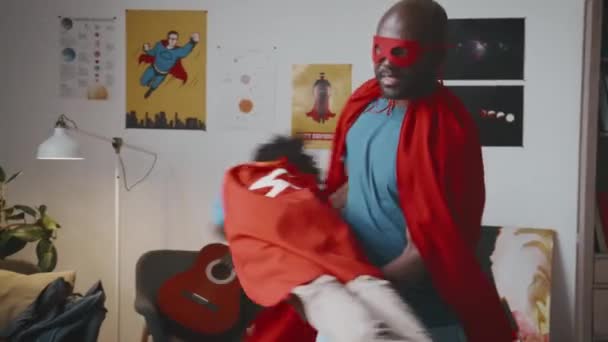 Joyous Pai Capa Vermelha Máscara Girando Pequeno Filho Nos Braços — Vídeo de Stock