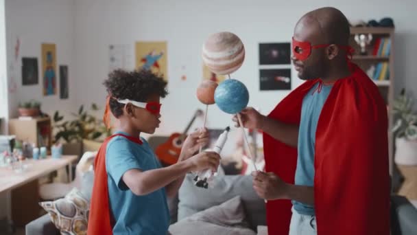 Piccolo Bambino Afroamericano Suo Padre Indossano Costumi Supereroe Piedi Soggiorno — Video Stock