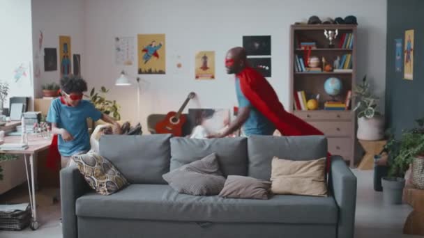 Slow Motion Shot Van Opgewonden Afro Amerikaanse Vader Superheld Cape — Stockvideo