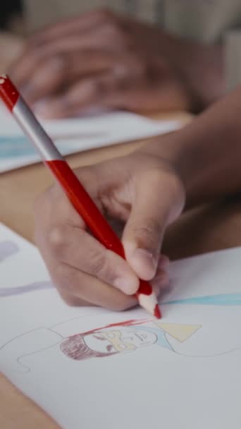 Vertikální Záběr Rukou Malého Chlapce Pomocí Barevné Tužky Jako Kreslení — Stock video