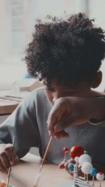 Tiro Vertical Del Pequeño Niño Afroamericano Usando Pintura Pincel Mientras — Vídeos de Stock