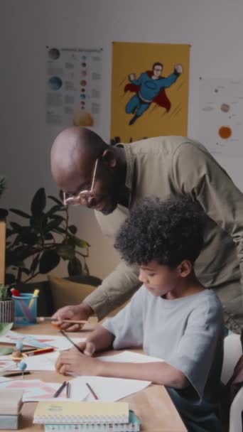 Vertikale Aufnahme Eines Afroamerikanischen Vaters Der Seinem Kleinen Sohn Geht — Stockvideo