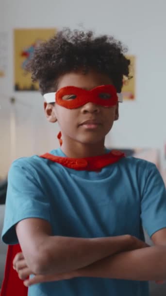 Retrato Vertical Tiro Criança Africano Americana Confiante Traje Super Herói — Vídeo de Stock