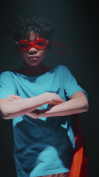 Tiro Vertical Criança Afro Americana Cuidados Super Herói Máscara Segurando — Vídeo de Stock