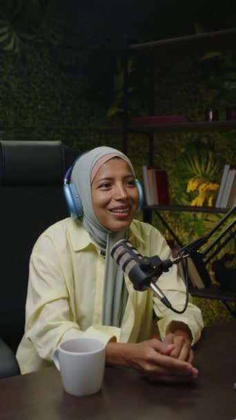 Vertikální Záběr Ženy Blogger Hidžábu Sluchátka Úsměvem Mluvení Mikrofonu Zatímco — Stock video