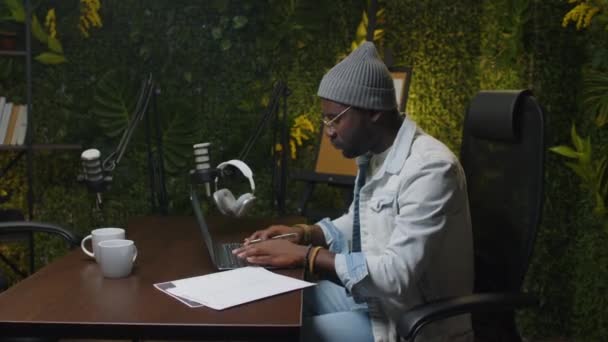 아프리카계 미국인 블로거 노트북을 종이에 캐스트 스크립트를 오디오 스튜디오에서 — 비디오