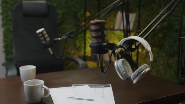 Close Microphone Wireless Headphones Desk Paper Plan Teacups Modern Podcast — Stock Video