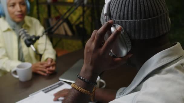 Nad Ramieniem Ujęcie Naciskiem Pierwszy Plan Afroamerykanina Dostosowującego Słuchawki Mówiącego — Wideo stockowe