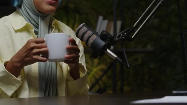 Nahaufnahme Einer Podcasterin Hijab Die Tee Trinkt Und Tonstudio Mikrofon — Stockvideo