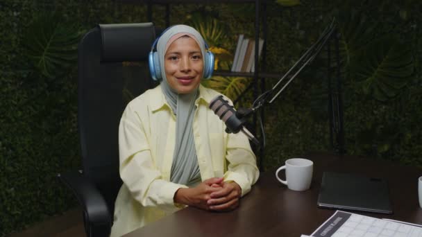 Ritratto Giovane Donna Ospite Podcast Hijab Cuffie Seduta Con Tazzina — Video Stock