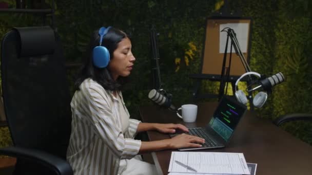 Modern Ses Stüdyosunda Masa Başında Çalışırken Kulaklık Takan Genç Bir — Stok video