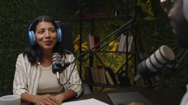 Por Encima Del Hombro Mujer Latina Los Auriculares Sonriendo Hablando — Vídeo de stock