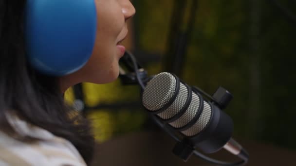 Nærbilde Kvinnelige Blogger Hodetelefoner Som Snakker Mikrofon Mens Tar Opp – stockvideo