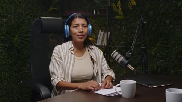 Kayıt Stüdyosunda Mikrofon Çay Fincanı Kağıt Planıyla Kamera Karşısında Gülümseyen — Stok video