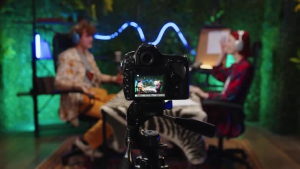 Крупный Селективный Снимок Цифровой Камеры Штативе Обсуждаются Два Гена Подкастеров — стоковое видео