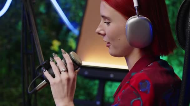Stüdyoda Ses Yayını Yaparken Mikrofonlu Gülümseyen Konuşan Kızıl Saçlı Kızın — Stok video