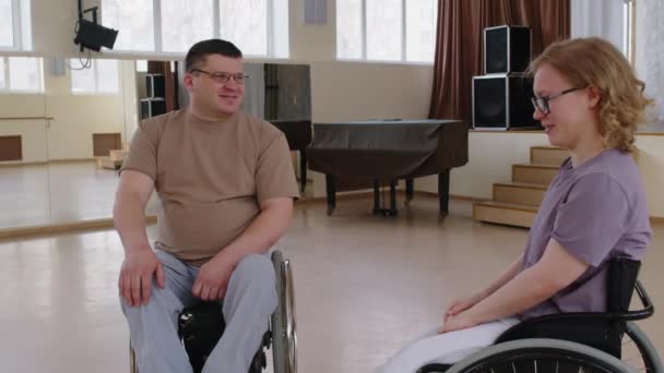 휠체어에서 여자와 남자는 리허설을 리사이틀 홀에서 회의하는 미소와 — 비디오