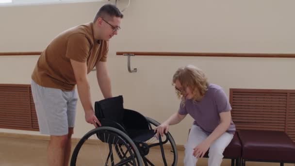 Voluntária Ajudando Jovem Com Deficiência Mover Cadeira Rodas Sozinha Após — Vídeo de Stock