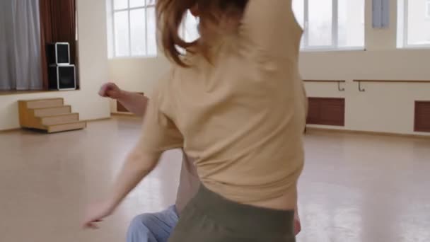 Genç Profesyonel Kadın Koreograf Tekerlekli Sandalyedeki Adam Stüdyoda Prova Sırasında — Stok video