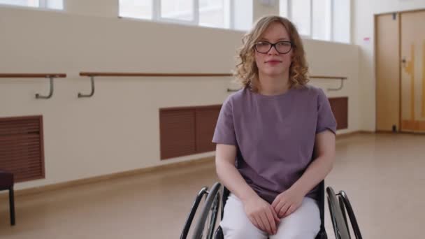 Retrato Menina Loira Alegre Sentado Cadeira Rodas Posando Para Câmera — Vídeo de Stock
