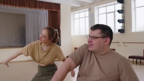 Joven Profesora Danza Sonriendo Dando Cinco Hombre Silla Ruedas Después — Vídeos de Stock