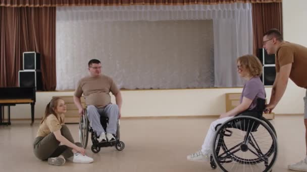 Καθηγητές Χορού Και Μαθητές Αναπηρικά Καροτσάκια Συναντιούνται Και Χαιρετιούνται Αγκαλιές — Αρχείο Βίντεο