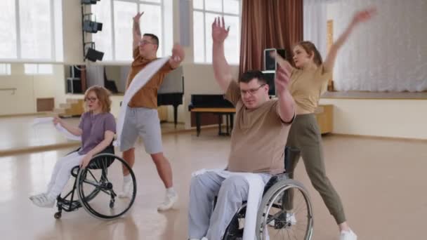 Profesyonel Koreograf Tekerlekli Sandalyedeki Öğrencileri Stüdyo Provası Sırasında Beyaz Kurdelelerle — Stok video