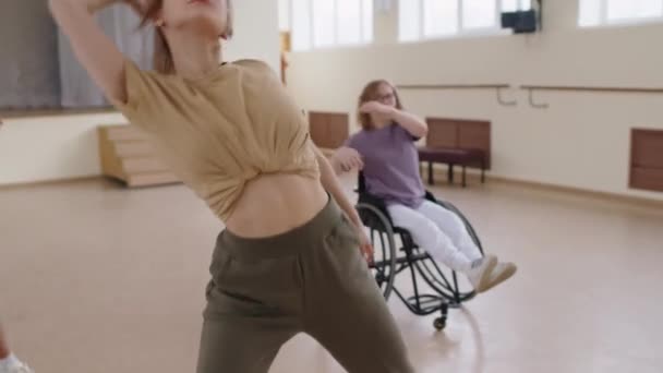 Молоді Чоловіки Жінки Танцюють Сучасний Танець Своїми Партнерами Інвалідних Візках — стокове відео