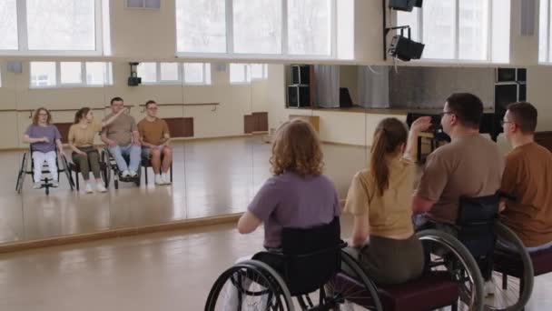 Arc Shot Της Ομάδας Χορού Αναπηρική Καρέκλα Και Επαγγελματίες Χορογράφοι — Αρχείο Βίντεο