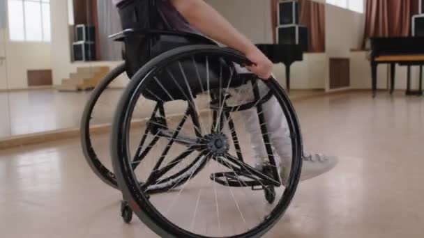 스튜디오에서 돌아서 휠체어에서 인식할 소녀의 — 비디오