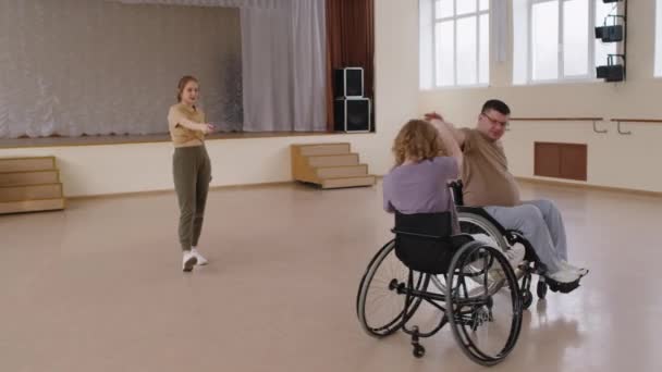 Mladý Pár Vozíčku Učení Tanec Učitelkou Během Třídy Studiu — Stock video