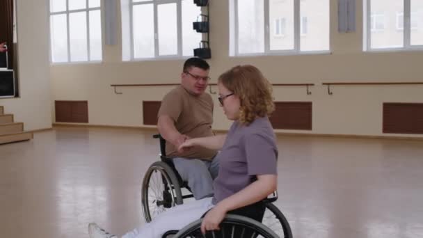 Tekerlekli Sandalyedeki Kadın Erkek Stüdyoda Genç Bayan Öğretmenle Dans Etmeyi — Stok video