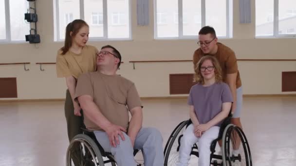坐在轮椅上的快乐男女与舞伴合影合影 — 图库视频影像