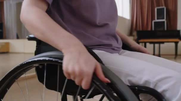 Κοντινό Πλάνο Της Άγνωστης Γυναίκας Αναπηρική Καρέκλα Που Εξασκείται Γυρίζει — Αρχείο Βίντεο
