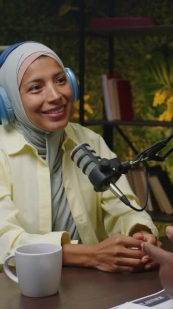 Vertikální Záběr Ženského Podcastu Hidžábu Úsměvem Mluvení Mikrofonu Při Nahrávání — Stock video