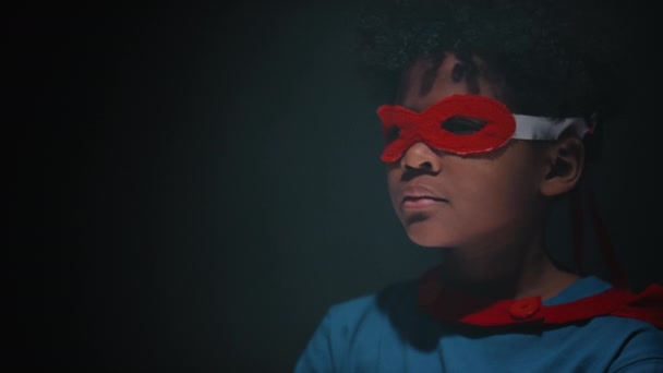 Retrato Niño Afroamericano Disfrazado Superhéroe Girando Hacia Cámara Posando Con — Vídeo de stock