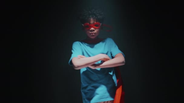 Sebevědomý Afroameričan Chlapeček Oblečený Jako Superhrdina Držící Zkřížené Paže Obracející — Stock video