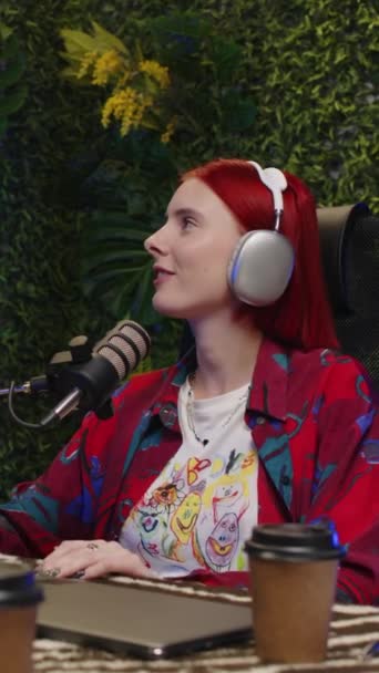 Vertical Shot Gen Girl Headphones Speaking Mic While Giving Interview — Stock Video