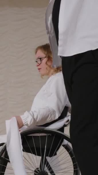 Tiro Vertical Menina Cadeira Rodas Parceiro Masculino Vestindo Roupas Pretas — Vídeo de Stock
