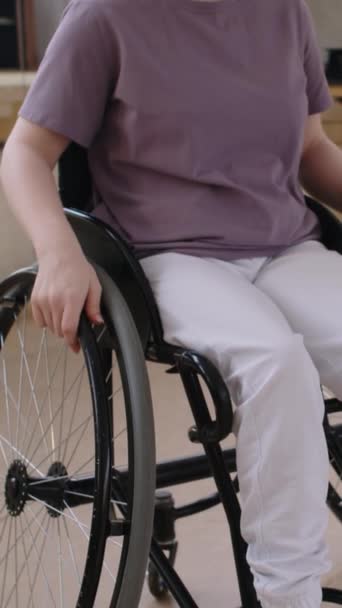 Κάθετη Κλίση Προς Πάνω Πλάνο Της Νεαρής Ξανθιάς Κοπέλας Αναπηρική — Αρχείο Βίντεο
