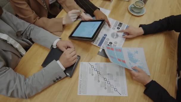 Top Close Mãos Parceiros Negócios Discutindo Dados Financeiros Tablet Digital — Vídeo de Stock