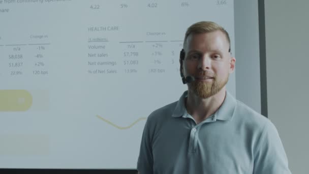 Portrét Obchodního Experta Mikrofonní Sluchátka Stojící Před Projekční Obrazovkou Prezentací — Stock video