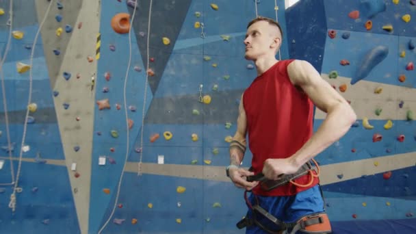 Atlet Profesional Dengan Kaki Palsu Berdiri Gym Mendaki Dan Mengenakan — Stok Video